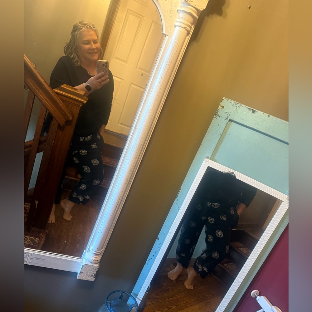 Wide-Leg Navy Printed Pants with White Floral Motif- Boutique-NEW - Picture 2 of 3
